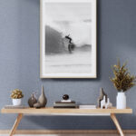 Surfista sobre Ola Poderosa en el Mar