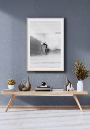 Surfista sobre Ola Poderosa en el Mar