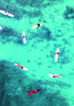 Vista Aérea de Surfistas en el Océano