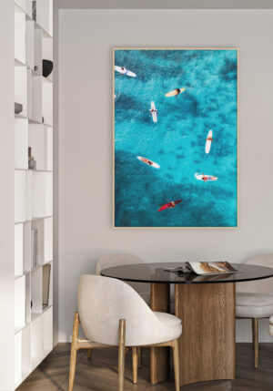 Vista Aérea de Surfistas en el Océano