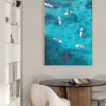 Vista Aérea de Surfistas en el Océano