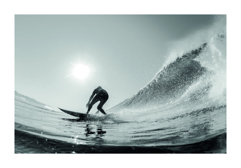 Surfista Deslizándose bajo la Luz del Sol