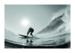 Surfista Deslizándose bajo la Luz del Sol