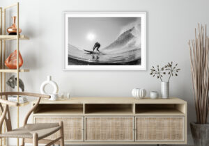 Surfista Deslizándose bajo la Luz del Sol