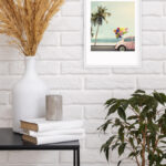 Playa Tropical con Auto Rosa