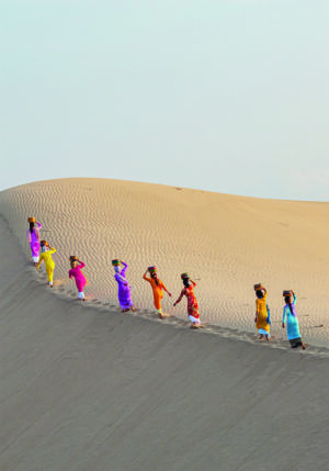 Mujeres Caminando entre Dunas de Arena
