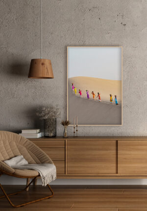 Mujeres Caminando entre Dunas de Arena