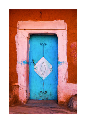 Puerta Azul sobre Pared Naranja