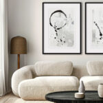 Salón estilo Japandi con cuadros minimalistas y muebles de texturas suaves.