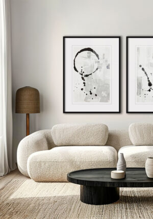 Salón estilo Japandi con cuadros minimalistas y muebles de texturas suaves.