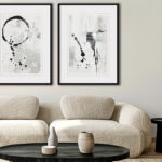 Salón estilo Japandi con cuadros minimalistas y muebles de texturas suaves.