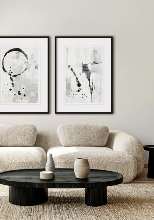 Salón estilo Japandi con cuadros minimalistas y muebles de texturas suaves.