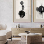 Interiorismo orgánico con arte contemporáneo y arcos decorativos.