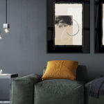 Decoración de paredes oscuras con cuadros sofisticados y contrastes de color.