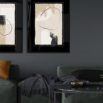 Decoración de paredes oscuras con cuadros sofisticados y contrastes de color.