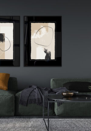 Decoración de paredes oscuras con cuadros sofisticados y contrastes de color.