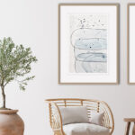 Decoración de interiores con fibras naturales y arte abstracto sereno.