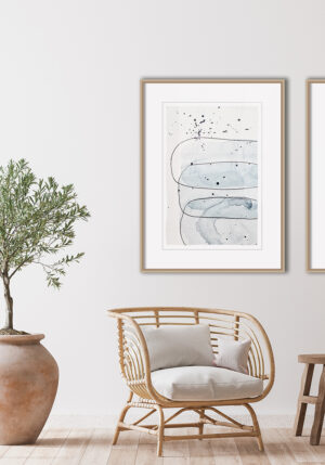 Decoración de interiores con fibras naturales y arte abstracto sereno.