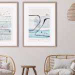 Decoración de interiores con fibras naturales y arte abstracto sereno.