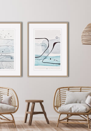 Decoración de interiores con fibras naturales y arte abstracto sereno.