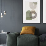 Decoración de salón moderno con paredes oscuras y arte abstracto minimalista.