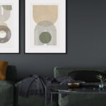 Decoración de salón moderno con paredes oscuras y arte abstracto minimalista.