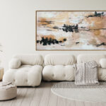 Abstracción Minimalista en Tonos Neutros con Trazos Oscuros para Espacios Cálidos