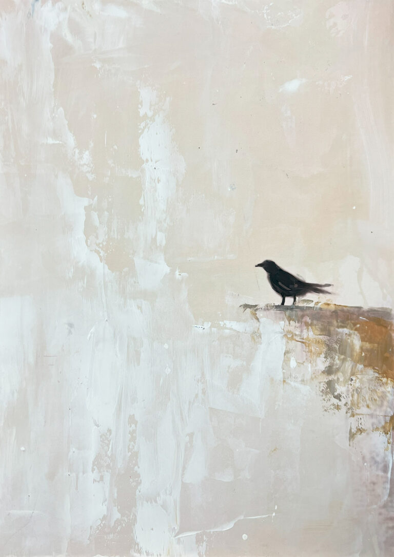 Silueta Melancólica: Pájaro Negro sobre Fondo Texturado Neutro