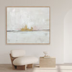 Abstracción Minimalista en Tonos Neutros con Acentos Dorados