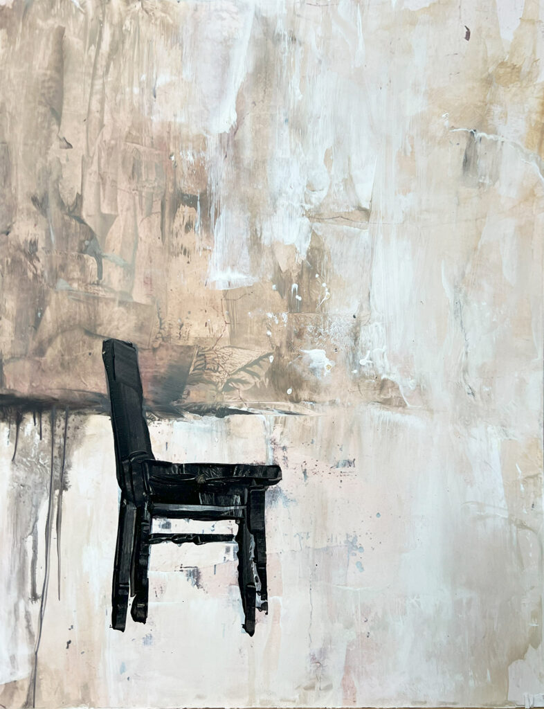 Presencia Silente: Silla Negra sobre Fondo Texturado Neutro