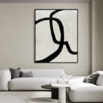 Cuadro abstracto de líneas negras en salón minimalista