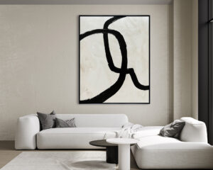 Cuadro abstracto de líneas negras en salón minimalista