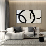 Cuadro abstracto horizontal en tonos neutros sobre sofá moderno