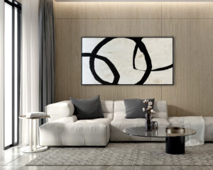 Cuadro abstracto horizontal en tonos neutros sobre sofá moderno