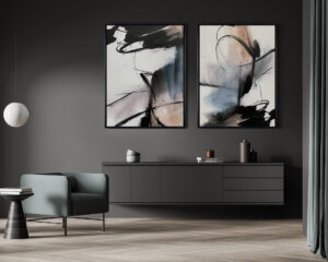 Cuadros abstractos contemporáneos en salón moderno de tonos oscuros