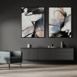 Cuadros abstractos contemporáneos en salón moderno de tonos oscuros