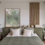 Cuadro abstracto en tonos verdes en dormitorio contemporáneo