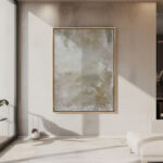 Cuadro abstracto en tonos neutros en salón minimalista