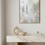 Salón minimalista con cuadro abstracto en tonos beige y blanco