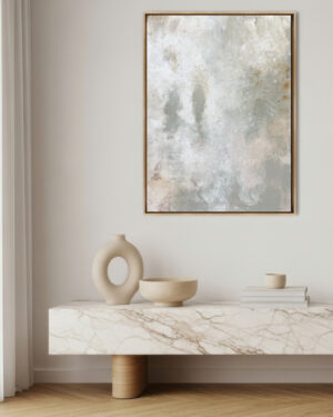 Salón minimalista con cuadro abstracto en tonos beige y blanco