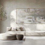 Salón moderno con arte abstracto de gran formato en pared principal