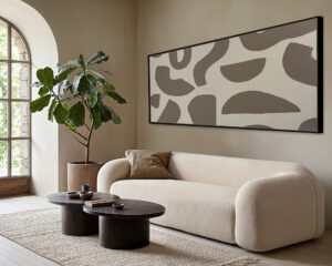 Cuadro abstracto con formas orgánicas en salón contemporáneo