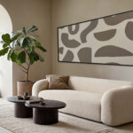 Cuadro abstracto con formas orgánicas en salón contemporáneo