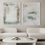 Salón elegante con cuadros abstractos en tonos neutros