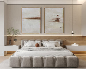 Dormitorio moderno con cuadros abstractos sobre el cabecero