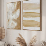 Dormitorio contemporáneo con composición artística en tonos naturales