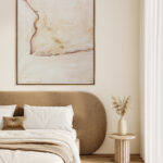 Salón moderno con cuadro abstracto de textura suave