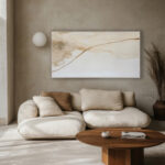 Salón amplio con arte abstracto en tonos neutros y luz natural