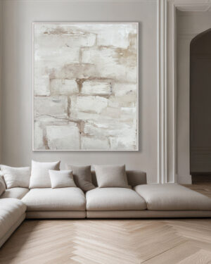 Salón contemporáneo con cuadro abstracto vertical en tonos beige