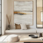Salón moderno con arte abstracto en paleta cálida